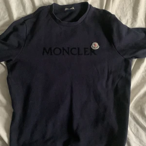Moncler - Säljer min moncler sweatshirt använd några gånger och den är riktig
