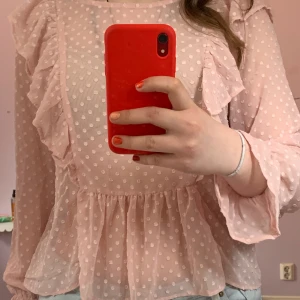 Rosa blus  - Rosa, prickig blus. Smått genomskinlig. 