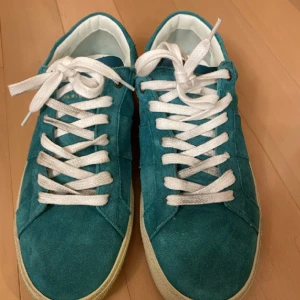 Saint Laurent skor  - Tja!! Säljer dessa jätte feta saint Laurent skor! Storlek 42,5, sällsynt färg. Säljer nu dessa för ändast 2399kr!🙌 Allt og följer med!