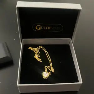 Guld halsband, hjärtformad med diamant inne
