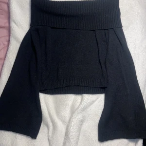 Off shoulders tröja - Säljer min fina off shoulders tröja då den aldrig kommer till användning. ❤️ endast använd ett fåtal gånger. ❤️ lappen är bort klippt men tröjan är annars i bra skick!perfekt nu till våren❤️