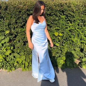 Balklänning  - Jätte fin klänning från JJsHouse! Klänningen är i stl 40 men passar mig som vanligtvis har 36/38💓Inga defekter. Endast använd vid ett tillfälle!  Pris går att diskutera💓 Nypris: 1328kr + frakt