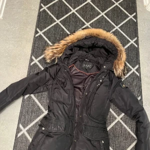 Hollister jacka - Jacka köptes förra vintern och säljer den för den passa inte mig längre och den har en fin päls och den är 100% päls skriv vid intressen.