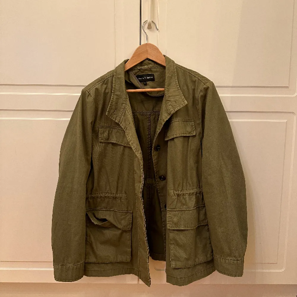Militärgrön jacka från Kappahl. Storlek L men används av mig som annars har s. Sitter dock oversized. Jackor.