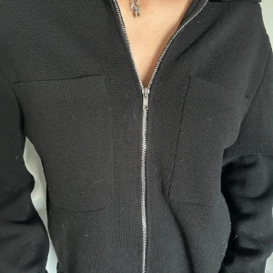 Svart kofta💕 - Skön och fin kofta med dragkedja💕