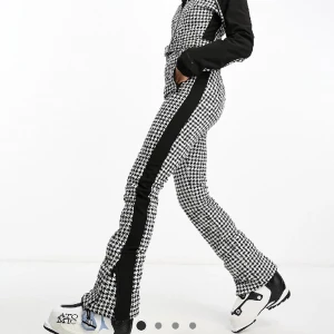 Skidoverall - Säljer nu denna HELT NYA super fina skidoverall från märket Protest då den tyvärr är i fel storlek för mig. (Prislapp sitter på) Storlek XS  Ordinarie pris: 3 819kr Säljer för: 2 500kr