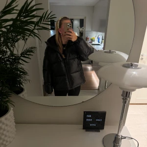 Pufferjacka med huva h&m  - Så fin och sparsamt använd jacka. Slutsåld online 