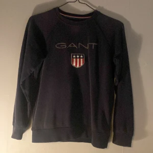 Gant crew neck - Mörkblå crew neck från gant, bra skick. Nypris: 900. Storlek: 11-12 år