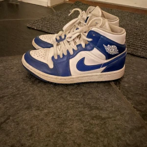 Jordan 1 blå - Säljer mina Jordans jag köpte för längesen men känner inte riktigt att det är min stil längre! De har ett litet hål (se bild) därav priset! ❤️❤️