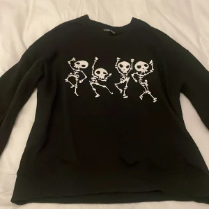 Tröja  - Tröja med skelett på de nu är lite tunnare än vanligt