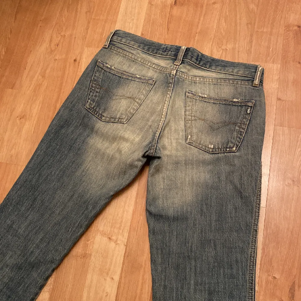 Säljer ett par jeans från Mavi som jag köpte på sellpy🫶🏼det stod att storleken var S/M men jag tyckte som kändes mycket mindre. Jag får inte på mig dom så kan tyvärr inte visa på. Midja: 37 cm och innerbenslängden: 86 cm❣️. Jeans & Byxor.