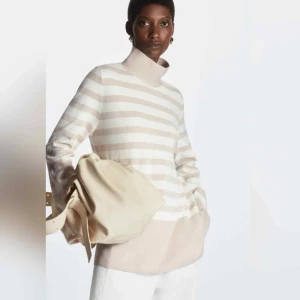 COS tröja randig S - Fin randig tröja från COS i storlek S. Fint skick 💞