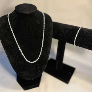 Silver hals och armband - Ett halsband och ett armband för bara 250 och dom glänser otroligt mycket 