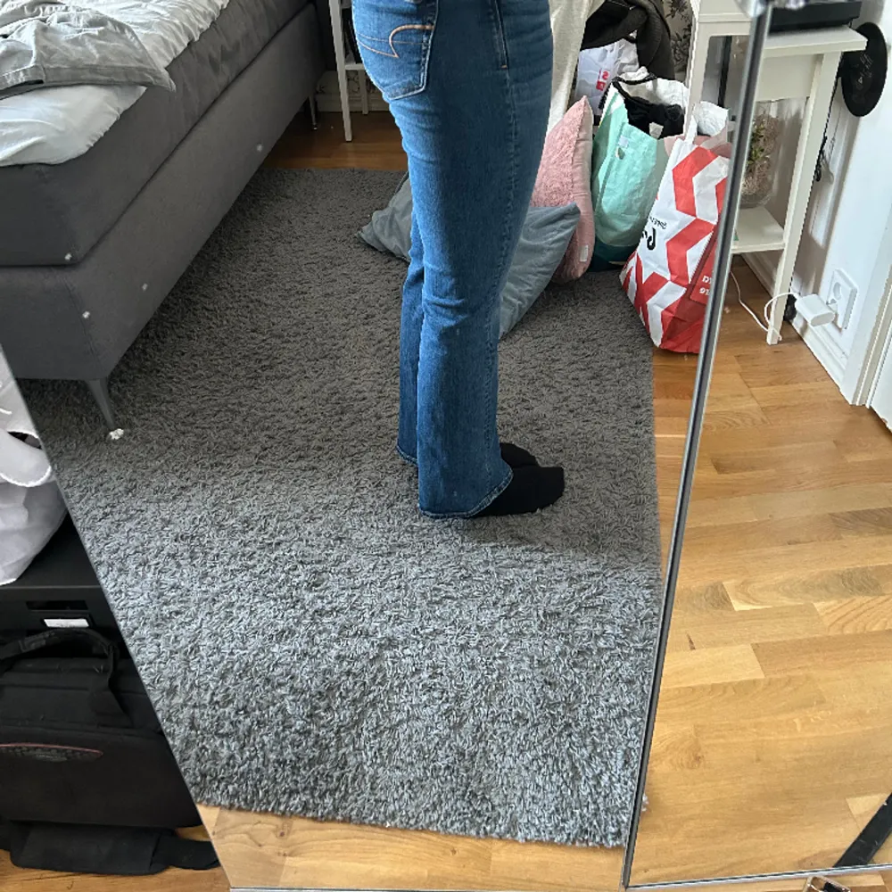 Lågmidjade jeans från American eagle, tyvärr står det ingen storlek men passar mig som har 40 i jeans. Är 178 om ni vill kolla längden. Byxorna är även stretchiga😍. Jeans & Byxor.
