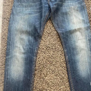 Dondup jeans - Riktigt schyssta dondup jeans i storlek 31. Jeansen är i ett väldigt bra skick, har en slitning på bakre fickan men är en del av modellen. Nypris: 3000. Skriv för fler frågor eller bilder. 