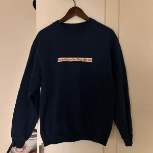 Stockholm Surfboard Club sweatshirt  - Nypris 1750kr I toppenskick!  Storlek M, men ganska liten i storleken så skulle säga M/S