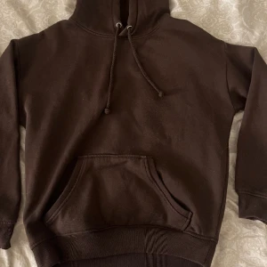 Hoodie  - Fin hoodie i bra skick från bikbok, inte mycket använd men är väldigt fin 