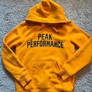 Peak Performance Hoodie - Mycket fint skick, använd fåtal gånger. Finns inte att köpa längre, nyköpt 700kr. Pris kan snackas