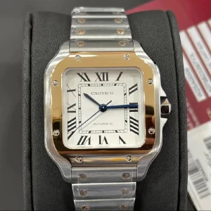 Klocka fyrkantig - Klocka i nyskick används ett fåtal gånger. 35mm och låda tillkommer! Finns inne igen men utan box priset kan diskuteras då leveransen är lång!