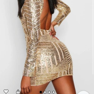 Fin guldklänning, aldrig använd  - Den var förkort för mig, därför säljer jag den som ny. Nypris 720kr