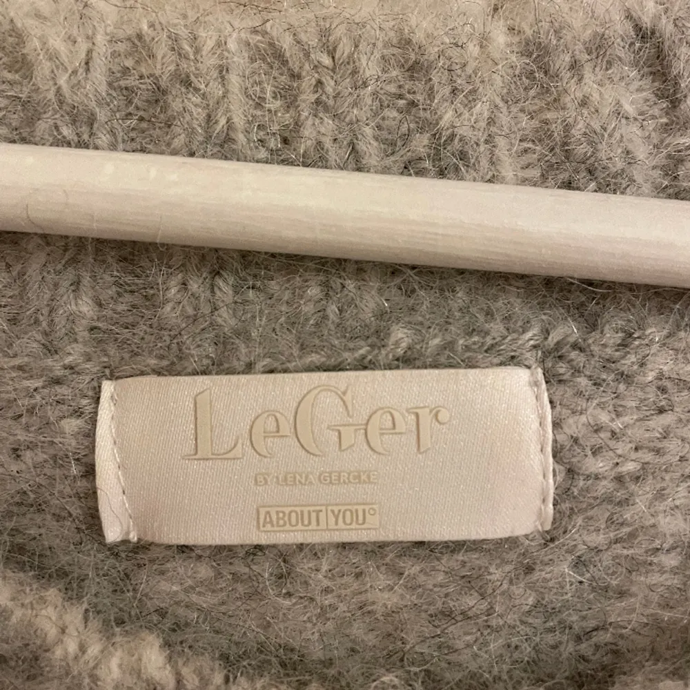 Säljer min superfina tröja från Léger! Jättefint skick, knappt använd. Mycket fin att ha till kjol. 52% alpacka ull . Tröjor & Koftor.