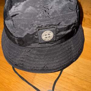 En Stone Island bucket/fiske hatt i nylon perfekt till sommaren 10/10 skick nästan oanvänd 