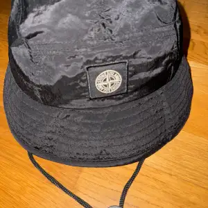 En Stone Island bucket/fiske hatt i nylon perfekt till sommaren 10/10 skick nästan oanvänd 
