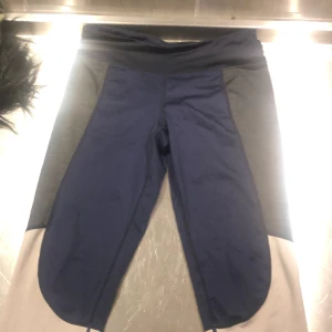 Träningsbyxor  - Ett par fina träningsbyxor som inte har använts på några månader, i fint skick. Skriv om ni vill veta mer ❤️