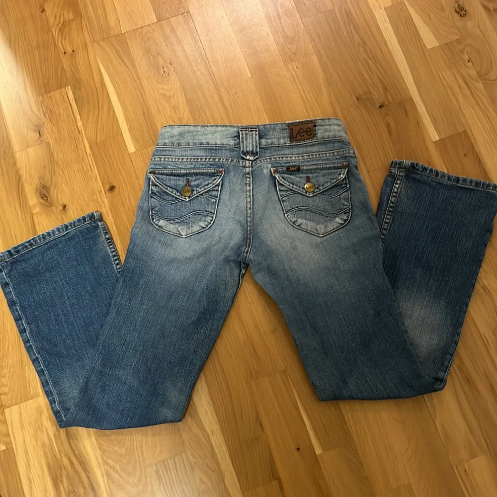 Säljer dessa super snygga lee boutcut jeans med låg midja som tyvär är för små på mig. Dom har används ett fåtal gånger och är i super bra skick!!💘W27. Jeans & Byxor.