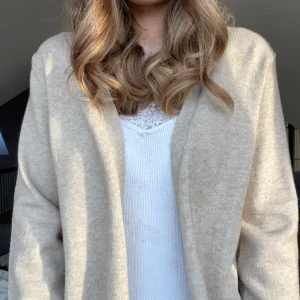 Beige stickad tröja - Säljer denna beiga stickade tröjan från vila. Oanvänd med prislapp kvar.