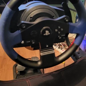 Ps4 ratt och pedaler  - Thrustmaster T 150 säljes  Säljer min Thrustmaster T 150 ratt och pedalställ pga uppgradering. Fungerar mycket bra, passar till Ps3, Ps4, Pc.