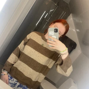 Stickad tröja   - Stickad randig tröja, storlek S, från lager 157. Använd en till två gånger. 