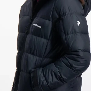 Peak performance jacka  - Säljer denna vinterjacka från peak performance i storlek 170, passar mig som brukar ha S och är 167. Jättefint skick. Saknar luvan då hon jag köpte jackan av inte sa att hon tappat bort den! Men de går säkert köpa en ny luva. Pris kan diskuteras❤️