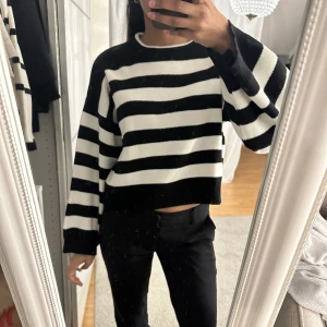 Stickad tröja  - Stickad tröja. Aldrig använd endast testad. 