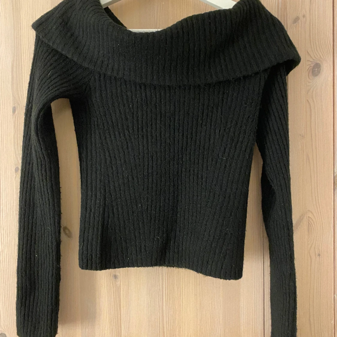Stickad off-shoulder tröja - 90