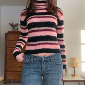 Vintage stickad - Randig, flerfärgad stickad tröja med polo, från märket French Connection! 🖤