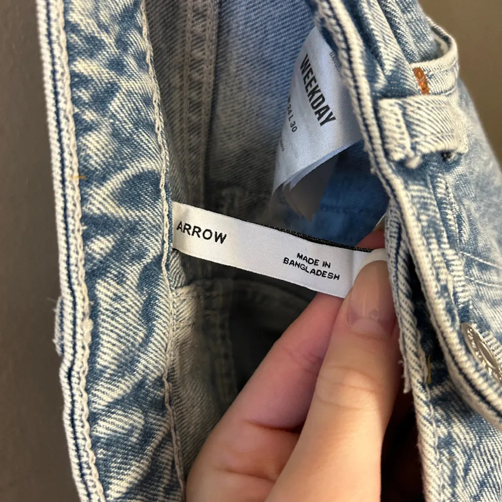 Säljer dessa fina weekday jeans i modellen Arrow. Köpte dem förra sommaren och har bara användt dem 1 gång så dem är i princip helt nya. Dem passar inte mig därav säljer ja dem. . Jeans & Byxor.