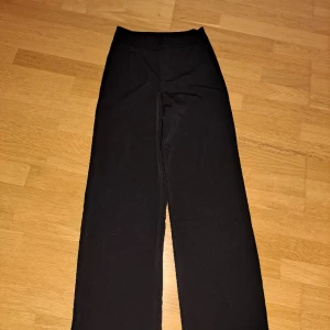 Kostymbyxor  - Raka kostymbyxor från bikbok. Använda någon enstaka gång. Storlek 34 Frakt tillkommer