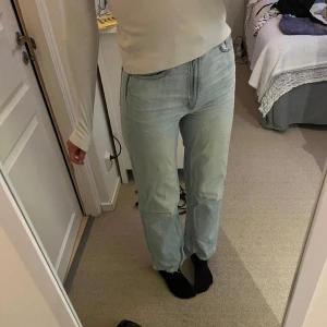 Ljusblå jeans  - Ljusblå jeans i bra skick! Sitter bra på mig som är lång🤍