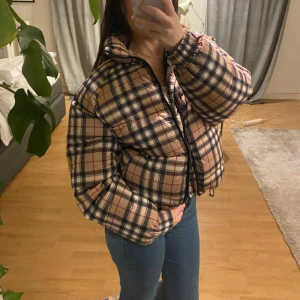 Jacka 💕 - Säljer min superfina jacka, lik sig ”burberry” stilen. Supervarm, nyskick!😍