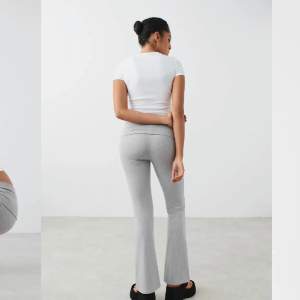 Säljer jätte snygga yoga pants från Gina tricot i storlek xs använt 0 gånger säljer för fick två lika dana i julklapp. Dom e otroligt mjuka i materialet, orginal pris är 359 säljer för 270❤️