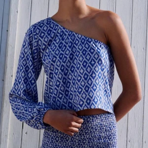 Topp / blus - Så fin topp / blus perfekt nu till sommaren! Köpt för 259kr från Mango. Aldrig använd så i väldigt fint skick. Storlek S men passar xxs/xs💙💙💙