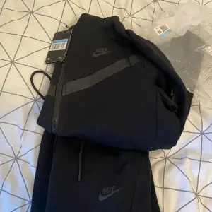 Helt ny svart Nike tech storlek m
