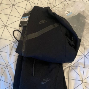 Nike tech helt ny svart - Helt ny svart Nike tech storlek m