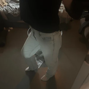 Low straight jeans - Använda fåtal gånger. Säljer för att dem ej kommer till användning! Ordinarie pris: 500 kroner💞