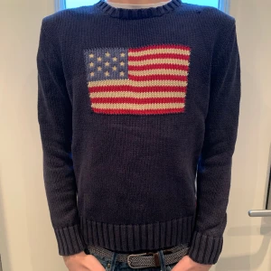Ralph lauren Usa tröja - Fin Ralph lauren tröja, Usa edition | säljer eftersom den är för liten | inget fast pris så kom med bud! | defekter: har nog krympt lite i tvätten och sedan en liten sömn som gått upp (se bild 3) | han på bilden är 170cm | kontakta mig för mer info 😁