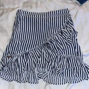 Söt kjol med volanger som är randig (marinblå och vit). Köpt utomlands i polen. Säljer eftersom den inte passar mig något mer 