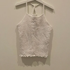 Vit abercrombie linne! - Vit abercrombie linne! Sjukt snyggt till både sommaren och en kofta till på vintern! Storlek 11/12 men passar även någon som har xs/xxs Skriv om ni har några funderingar!💬💬