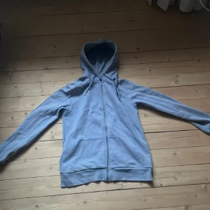 Ljusblå zipHoodie man - Använd i cirka ett år, men i gott skick. Storlek small, normal passform.