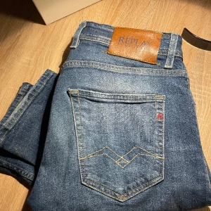 Replay Jeans  -  Nyskick 10/10 använda få tal gånger, inga defekter. Org pris 1599 | vårt pris 550 |  29x32 Groover  